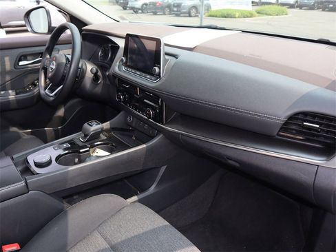 Certified 2022 Nissan Rogue SV image 27