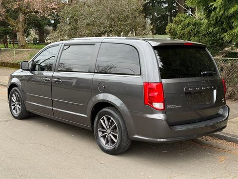 Used 2017 Dodge Grand Caravan SXT image 3
