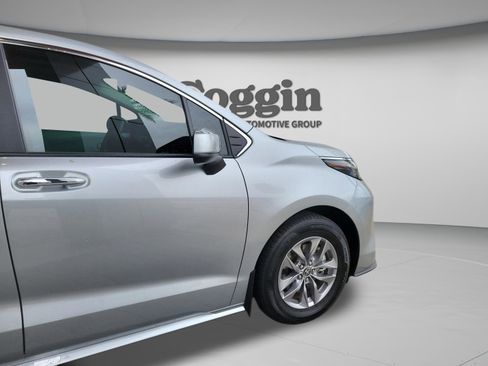 Used 2025 Toyota Sienna XLE w/ XLE Plus Package image 8