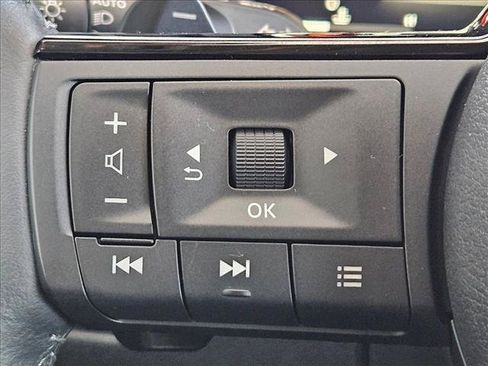 Used 2024 Nissan Rogue SL FWD image 24