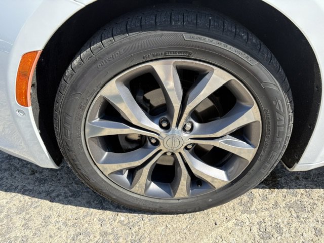 Used 2020 Chrysler Pacifica Limited w/ Tire & Wheel Group FWD image 8