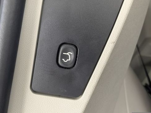 Used 2012 Chrysler Town & Country Touring FWD image 15