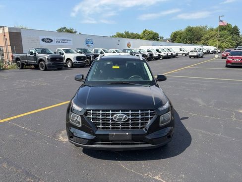 Used 2020 Hyundai Venue SEL FWD image 2