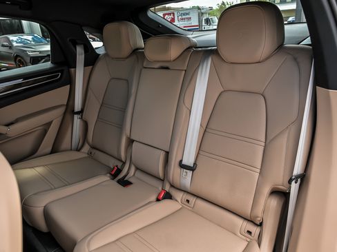 Used 2023 Porsche Cayenne Platinum Edition AWD/4WD image 27