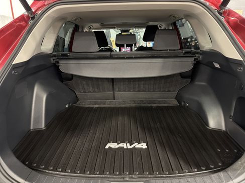 Used 2019 Toyota RAV4 XLE image 18