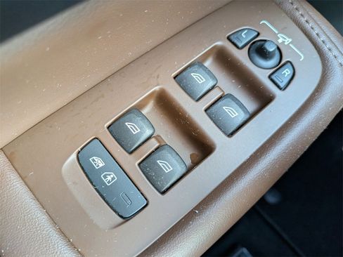 Certified 2023 Volvo XC60 B5 Ultimate w/ Climate Package image 25