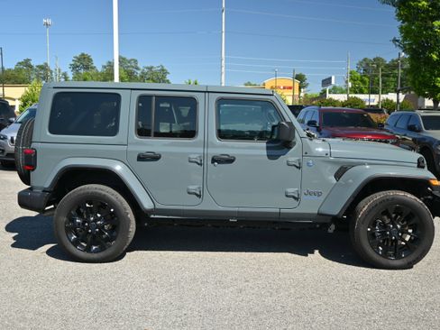 Used 2025 Jeep Wrangler Sahara w/ Safety Group image 16