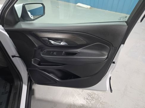 Used 2024 GMC Terrain SLT image 32