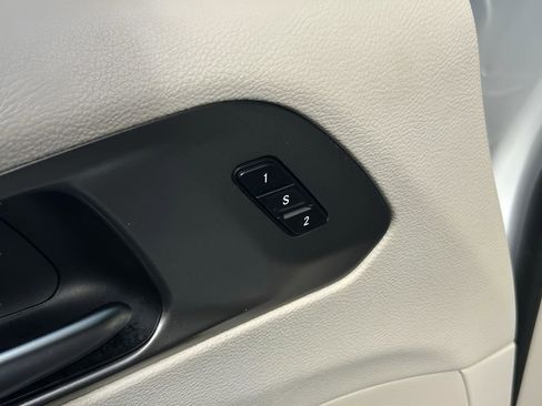 Used 2023 Chrysler Pacifica Touring-L FWD image 13