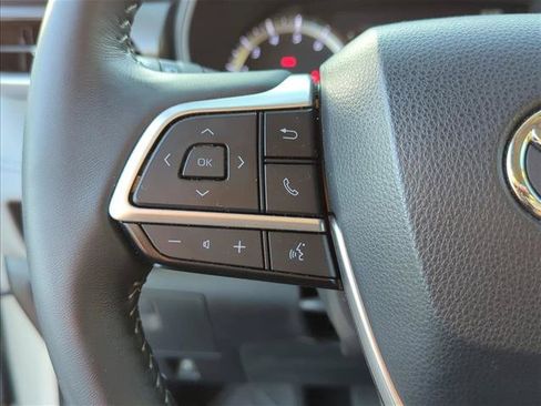 Used 2023 Toyota Highlander LE FWD image 13