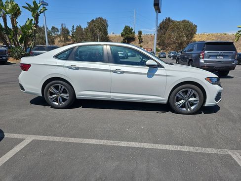 Used 2023 Volkswagen Jetta SE w/ Panoramic Sunroof Package FWD image 4