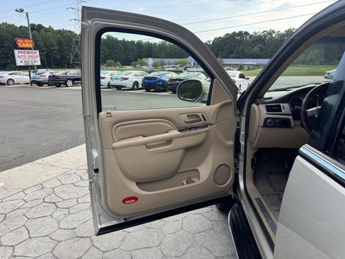 Used 2013 Cadillac Escalade Luxury RWD image 5
