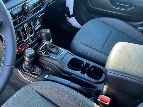 Used 2025 Jeep Wrangler Unlimited Rubicon AWD/4WD image 21