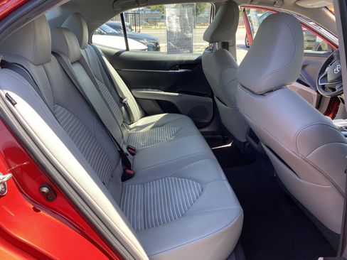 Used 2020 Toyota Camry SE FWD image 21