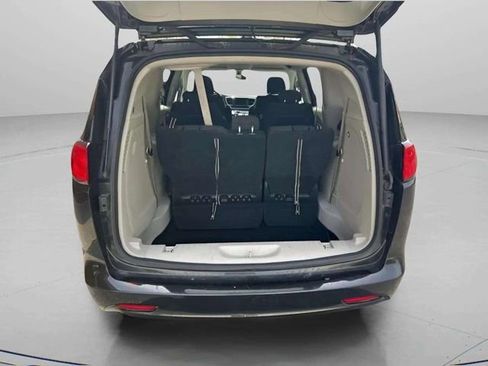 Used 2022 Chrysler Voyager LX FWD image 6