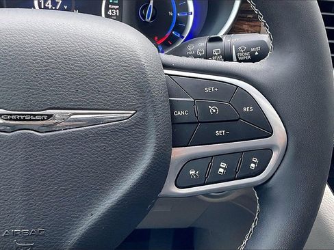 Used 2023 Chrysler Pacifica Limited image 19