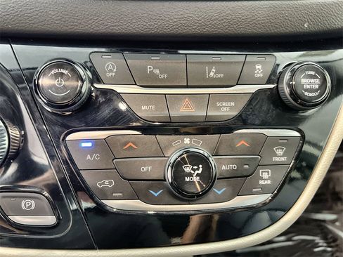 Used 2024 Chrysler Pacifica Touring-L image 16