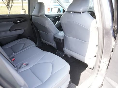 Used 2021 Toyota Highlander XLE image 15