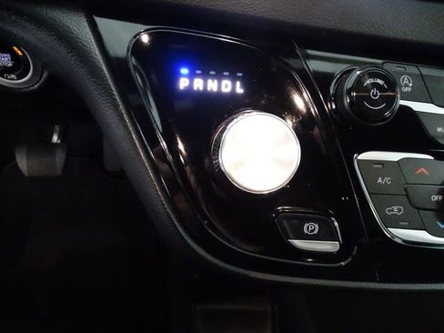 Used 2025 Chrysler Pacifica Select FWD image 11