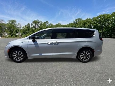 Used 2024 Chrysler Pacifica Limited FWD image 5