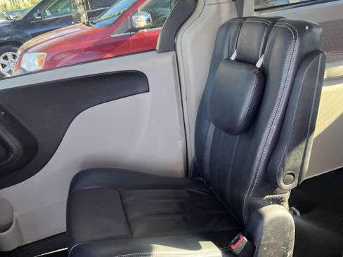 Used 2013 Chrysler Town & Country Touring image 22