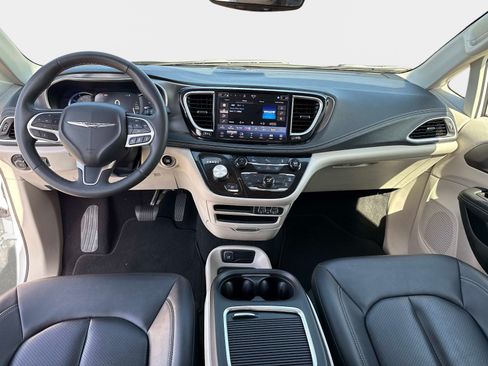 Used 2024 Chrysler Pacifica Limited FWD image 18