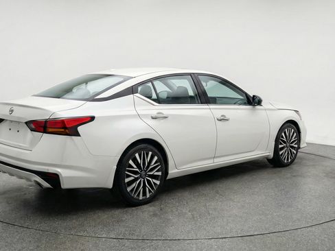 Used 2025 Nissan Altima 2.5 SV FWD image 9