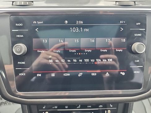 Used 2022 Volkswagen Tiguan SE R-Line image 17