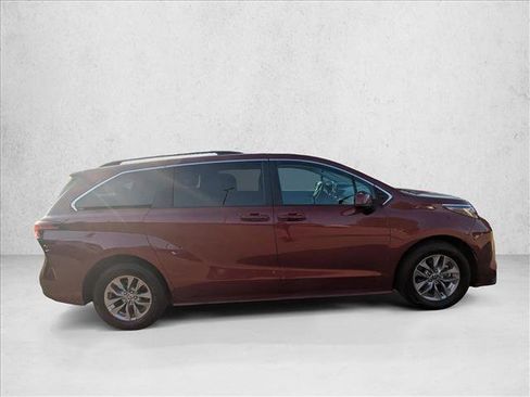 Used 2022 Toyota Sienna LE FWD image 4