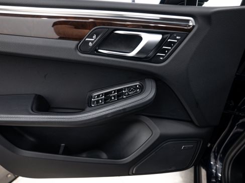 Certified 2021 Porsche Macan AWD/4WD image 18