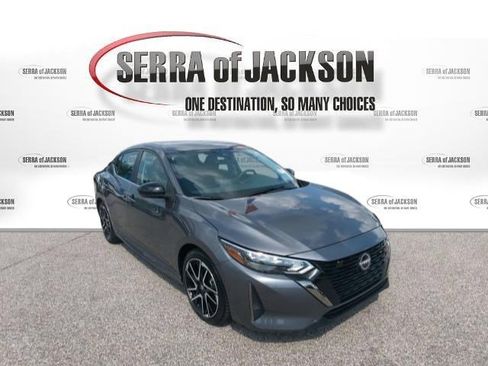 Used 2025 Nissan Sentra SR FWD image 2