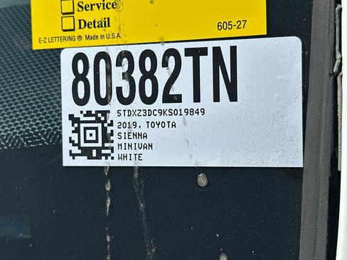 Used 2019 Toyota Sienna SE w/ SE Preferred Package FWD image 3