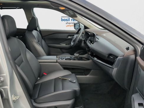 Used 2023 Nissan Rogue SL w/ SL Premium Package image 18