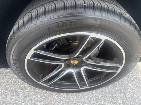 Used 2021 Porsche Macan AWD/4WD image 10