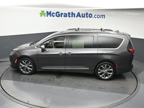 Used 2020 Chrysler Pacifica Limited w/ Tire & Wheel Group FWD image 27