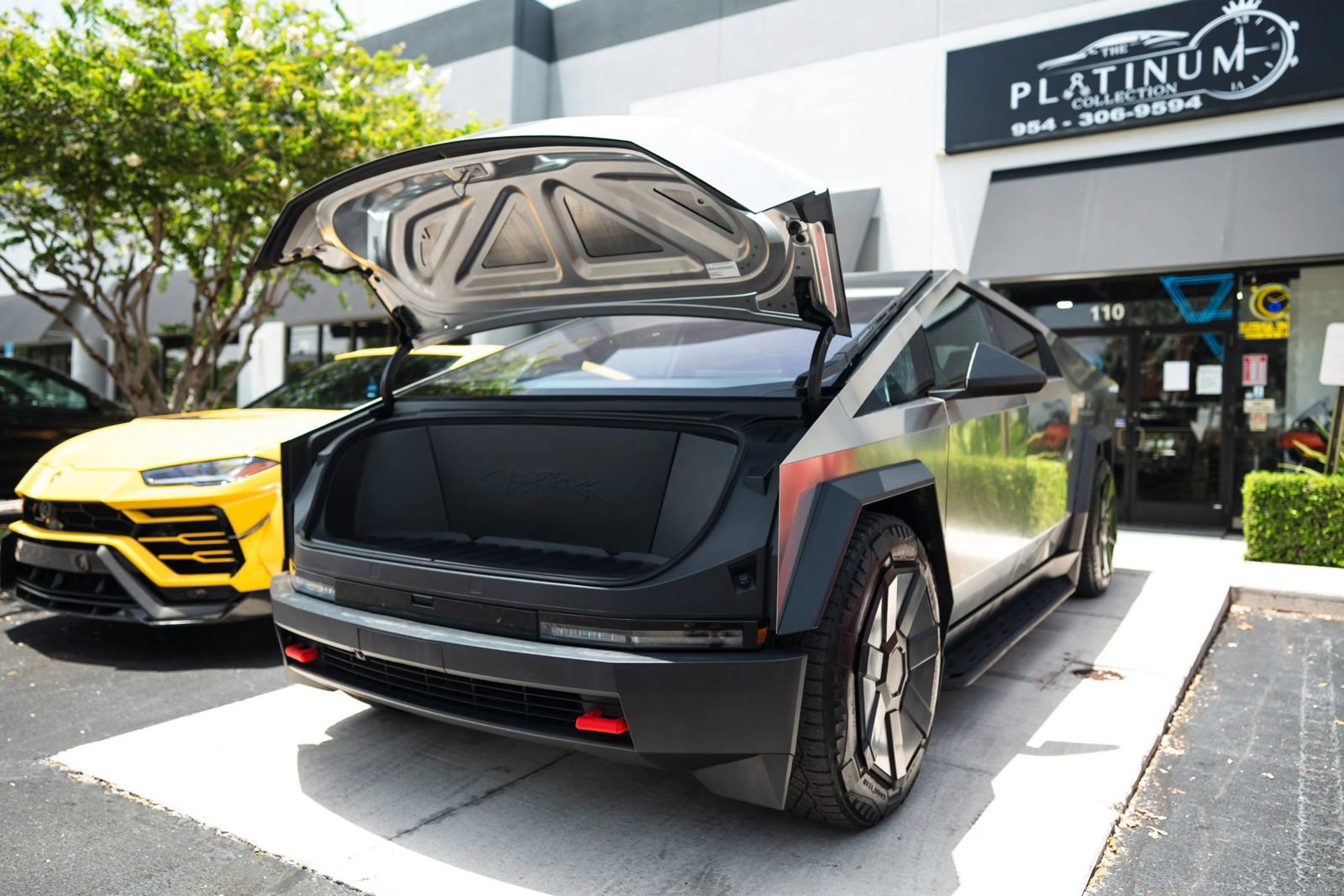 Used 2024 Tesla Cybertruck AWD Crew Cab image 37
