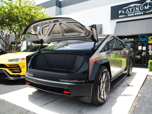 Used 2024 Tesla Cybertruck AWD Crew Cab image 37