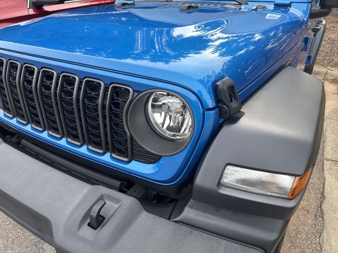 Used 2024 Jeep Wrangler Unlimited Sport AWD/4WD image 6