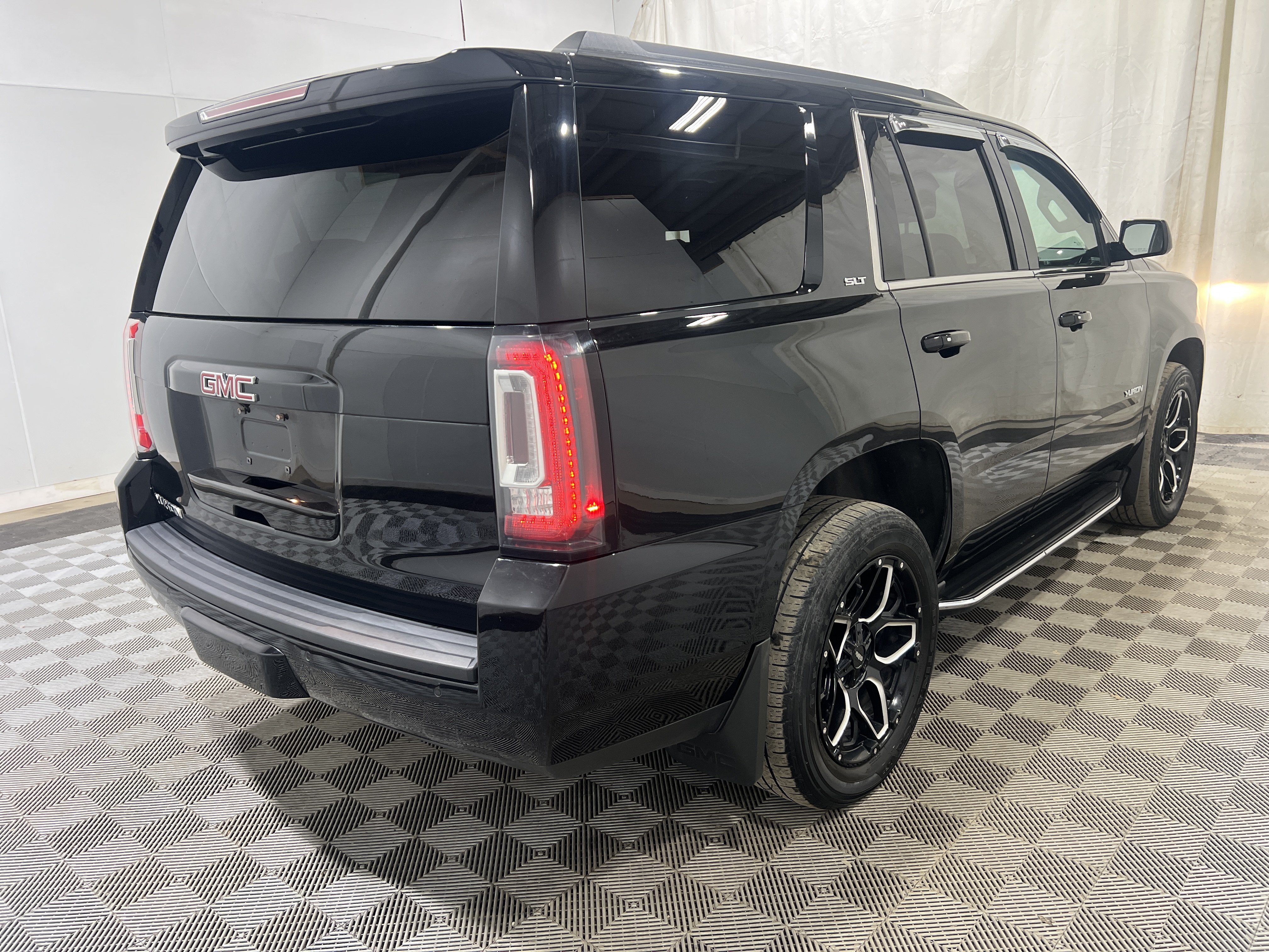 Used 2018 GMC Yukon SLT w/ HD Trailering Package AWD/4WD image 3