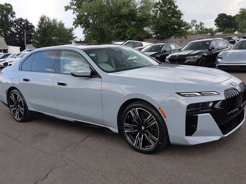Used 2023 BMW i7 xDrive60 w/ Parking Assistance Package AWD/4WD image 3