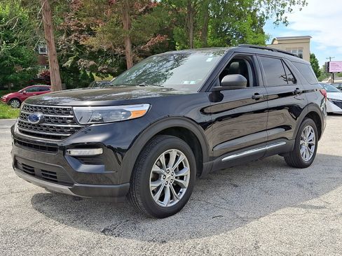 Used 2023 Ford Explorer XLT w/ Equipment Group 202A AWD/4WD image 3