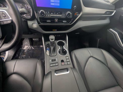 Certified 2023 Toyota Highlander XLE image 11