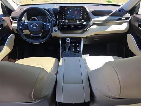Certified 2022 Toyota Highlander XLE image 5