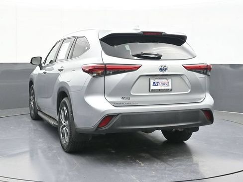 Used 2023 Toyota Highlander XLE FWD image 9