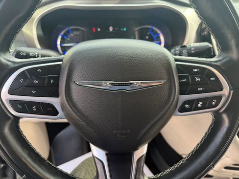 Used 2022 Chrysler Pacifica Touring-L w/ Uconnect Theater Family Group FWD image 12