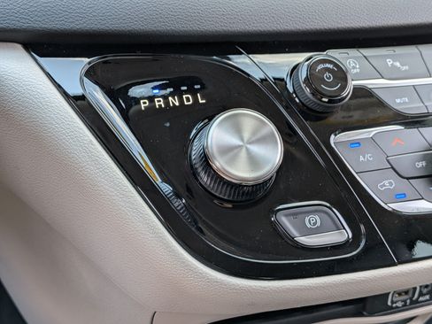 Used 2023 Chrysler Pacifica Touring-L FWD image 31