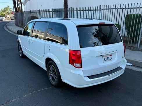 Used 2017 Dodge Grand Caravan SXT FWD image 6