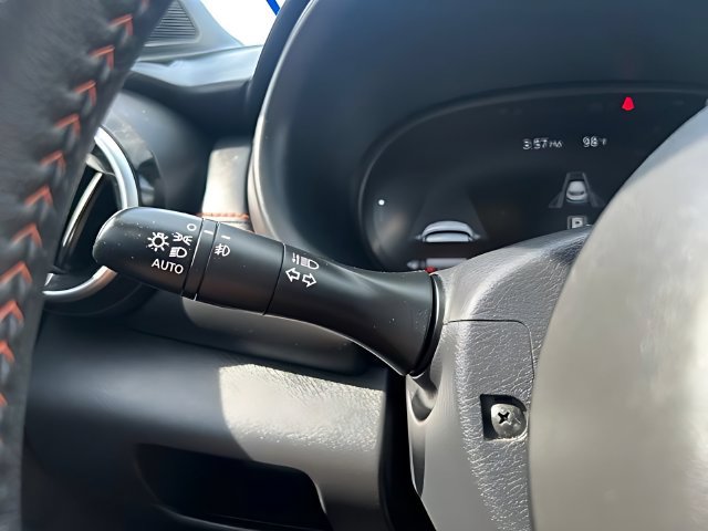 Used 2023 Nissan Kicks SR w/ Interior Electronics Package FWD image 26