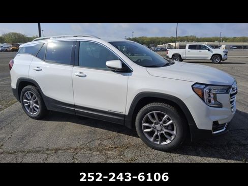 Used 2024 GMC Terrain SLT w/ Infotainment Package II AWD/4WD image 3
