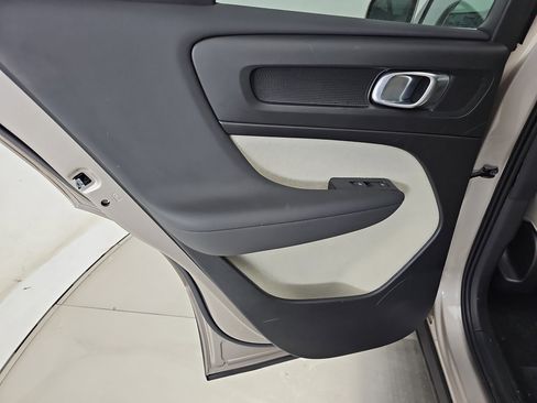 Used 2023 Volvo XC40 B5 Plus image 22